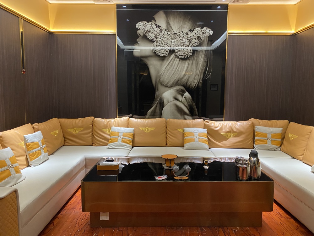 广州非凡绽放KTV高薪聘模特，客源稳定日薪优厚，速来！