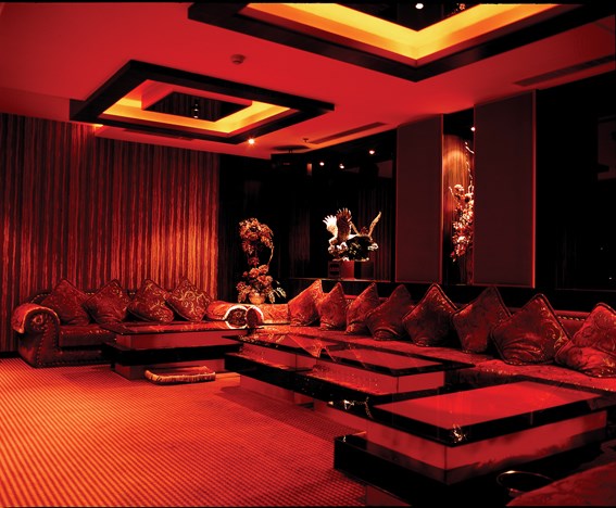 青岛缤纷年代KTV高薪诚聘模特，薪资优厚待遇从速！