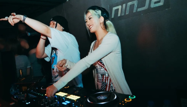 贵阳盛世年华商务KTV高薪聘公主-无IC卡/报销机票