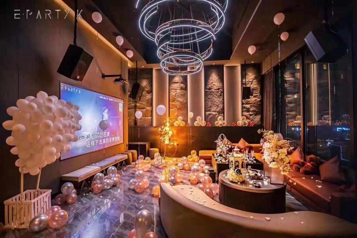 南昌东方蓝桥KTV高薪诚聘服务员/接待，待遇优厚！